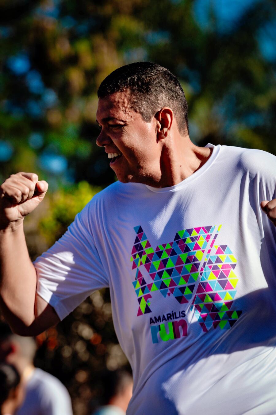Júlio Prado comemorando em corrida de rua